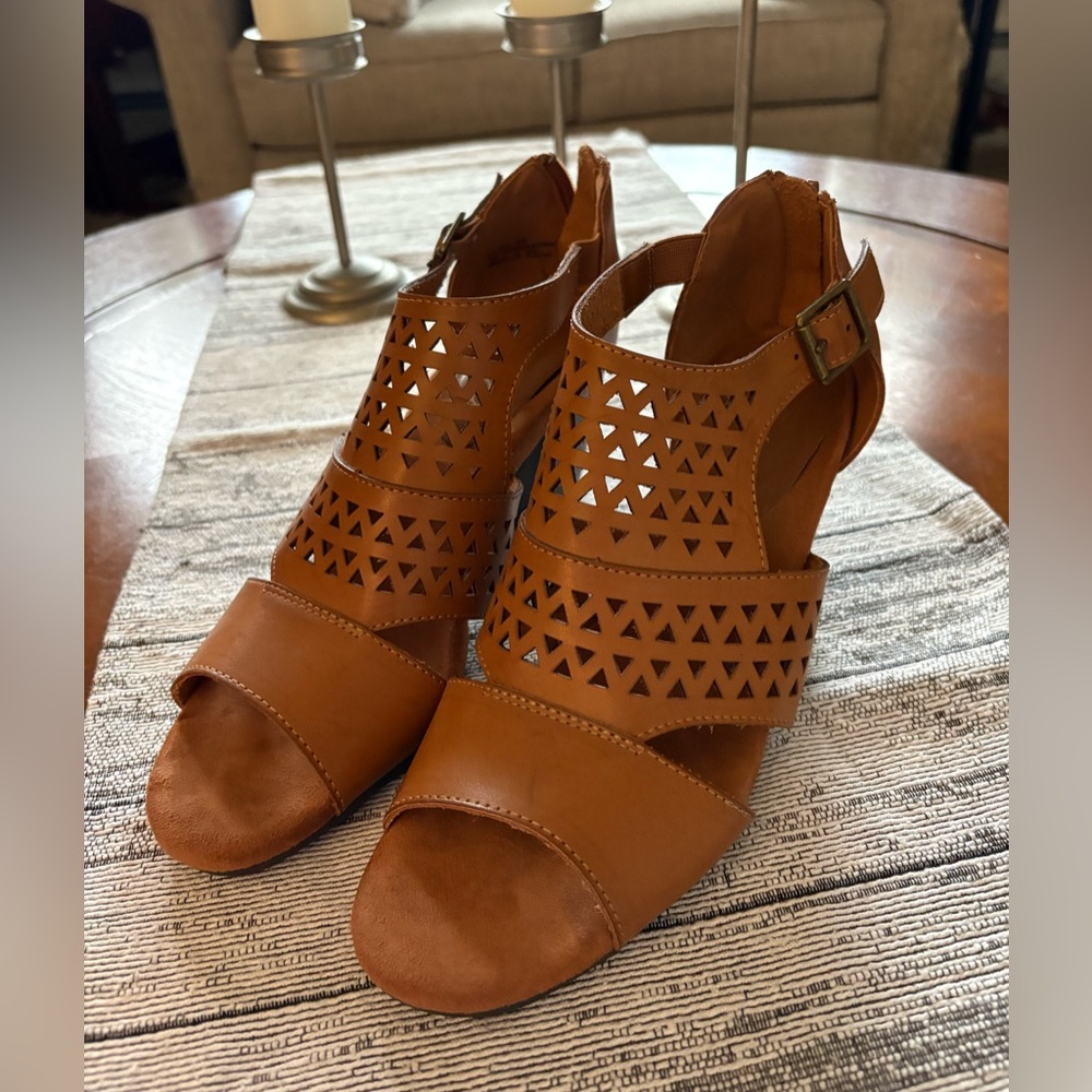 Easy Street Women’s Heeled Open Toe Sandals -Cut Out Design - Sz 7 1/2